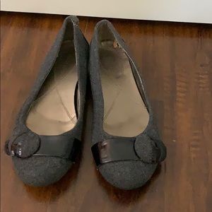 Naturalizer size 7 gray fabric flat shoe